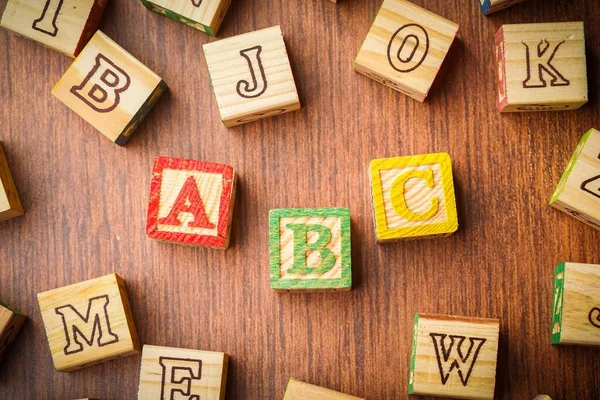 Bloques Abc Dispuestos Pila Educación Antecedentes Los Niños —  Fotos de Stock