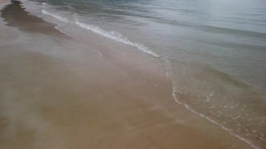 Bulutlu bir günde Telok Melano Plajı, Sarawak 'ta manzara. Bu güzel körfezler Sarawak 'ın kıyısında ve güzel ve temiz bir plaja sahipler. 