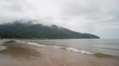 Bulutlu bir günde Telok Melano Plajı, Sarawak 'ta manzara. Bu güzel körfezler Sarawak 'ın kıyısında ve güzel ve temiz bir plaja sahipler. 