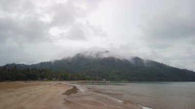 Bulutlu bir günde Telok Melano Plajı, Sarawak 'ta manzara. Bu güzel körfezler Sarawak 'ın kıyısında ve güzel ve temiz bir plaja sahipler. 