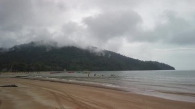 Bulutlu bir günde Telok Melano Plajı, Sarawak 'ta manzara. Bu güzel körfezler Sarawak 'ın kıyısında ve güzel ve temiz bir plaja sahipler. 