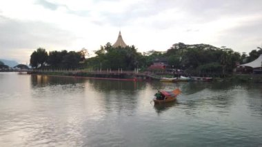 Kuching Rıhtımı 'ndaki Sarawak Nehri' nden yolcu taşıyan teknelerin sinematik görüntüleri.. 