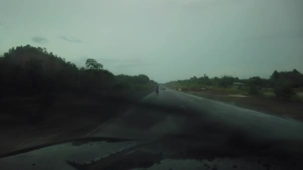 Kuching Lundu Otoyolunun Kırsal Kesiminde Yol Boyunca Seyreden Bir Arabanın — Stok video