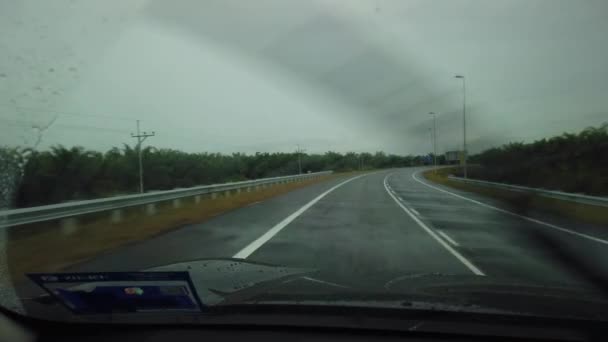 Scatto Cinematografico Una Macchina Che Attraversa Strada Campagna Dell Autostrada — Video Stock