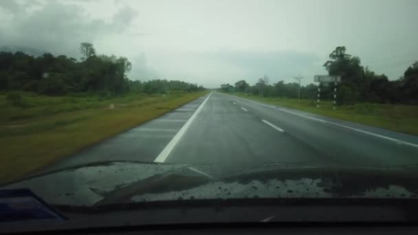 Zdjęcia Samochodu Przemierzającego Wiejską Drogę Autostrady Kuching Lundu Pięknymi Widokami — Wideo stockowe