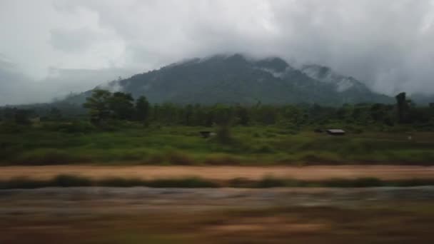 Fotografia Cinematográfica Carro Cruzando Estrada Rural Rodovia Kuching Lundu Com — Vídeo de Stock