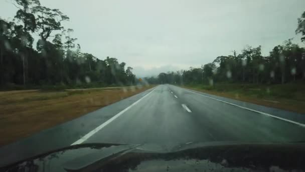 Fotografía Cinematográfica Coche Que Cruza Camino Rural Autopista Kuching Lundu — Vídeos de Stock