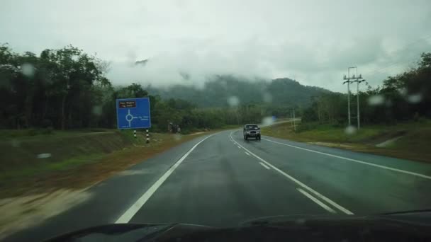 Cinematografische Opname Van Een Auto Landelijke Weg Kuching Lundu Snelweg — Stockvideo