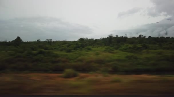 Fotografia Cinematográfica Carro Cruzando Estrada Rural Rodovia Kuching Lundu Com — Vídeo de Stock