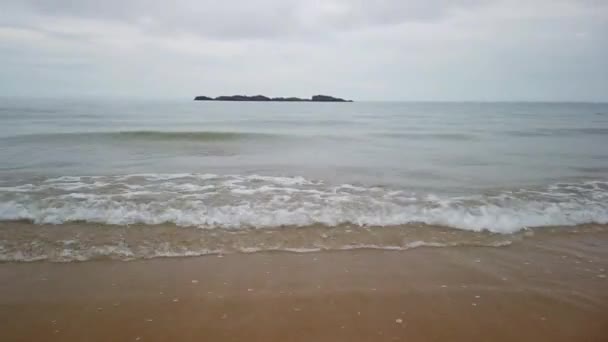 在多云的天气里 在沙捞越的特洛克美拉诺海滩观看风景 这个美丽的海湾坐落在沙捞越的边缘 有一个美丽而干净的海滩 — 图库视频影像
