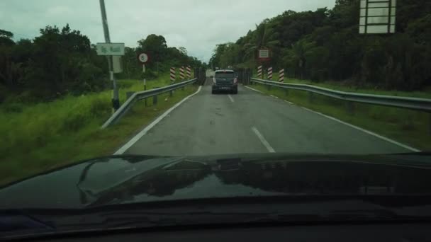 Kuching Lundu Otoyolunun Kırsal Kesiminde Yol Boyunca Seyreden Bir Arabanın — Stok video
