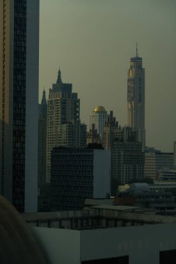 Gün batımında Bangkok, Sukhumvit 'teki gökdelenlerin manzarası