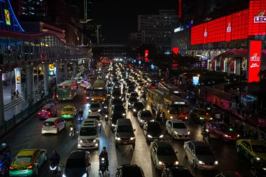 Sukhumvit, Bangkok 'ta gece yoğun trafik var..