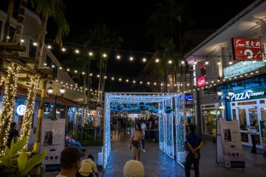 Geceleri asitik. Nehirkenarı Bangkok, Tayland 'da büyük bir açık hava alışveriş merkezidir. Doğu Asya Şirketi 'nin eski rıhtımlarını işgal eder ve Chao Phraya ile yüzleşir.