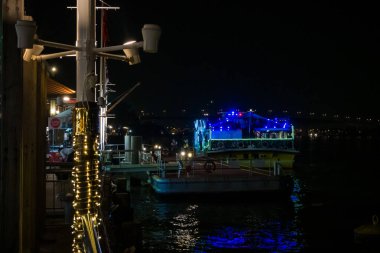 Geceleri asitik. Nehirkenarı Bangkok, Tayland 'da büyük bir açık hava alışveriş merkezidir. Doğu Asya Şirketi 'nin eski rıhtımlarını işgal eder ve Chao Phraya ile yüzleşir.