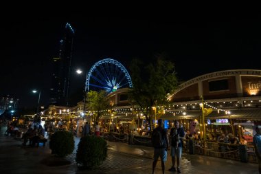 Geceleri asitik. Nehirkenarı Bangkok, Tayland 'da büyük bir açık hava alışveriş merkezidir. Doğu Asya Şirketi 'nin eski rıhtımlarını işgal eder ve Chao Phraya ile yüzleşir.