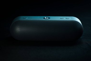 Gri renk, siyah arkaplana karşı kablosuz hoparlörden daha iyi.