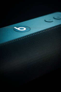 Gri renk, siyah arkaplana karşı kablosuz hoparlörden daha iyi.