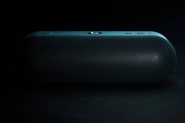 Gri renk, siyah arkaplana karşı kablosuz hoparlörden daha iyi.