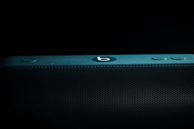 Gri renk, siyah arkaplana karşı kablosuz hoparlörden daha iyi.