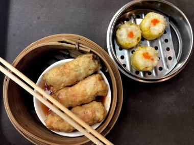 Buharda pişirilmiş tavuk Shumai (Shaomai, Siumaai) tepesinde bambu budan yapılmış küçük balık yumurtaları ile kahvaltıda Çin mantısı olarak servis edilen Çin mantısı geleneksel Çin mutfağındadır.