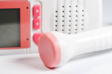 Doppler fetal monitör, doğum öncesi bakımda fetüsün kalp atışını tespit etmek için kullanılan el bilgisayarlı ultrason dönüştürücüdür. Doppler efektini kullanarak duyulabilir bir ses sağlıyor