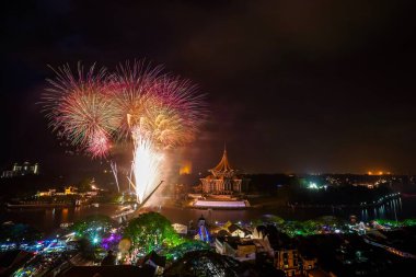 Yeni yıl arifesinde Dewan Undangan Negeri, Kuching, Sarawak 'ta havai fişek gösterisi