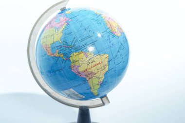dünya küresi beyaz arkaplan karşısında izole
