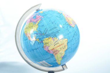 dünya küresi beyaz arkaplan karşısında izole