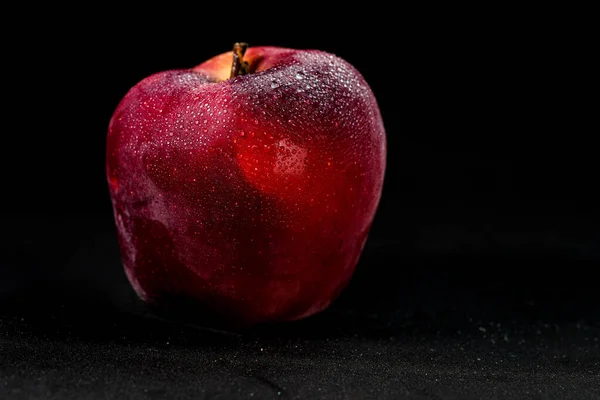 Pomme Rouge Fraîche Délicieuse Isolée Sur Fond Noir Avec Des — Photo