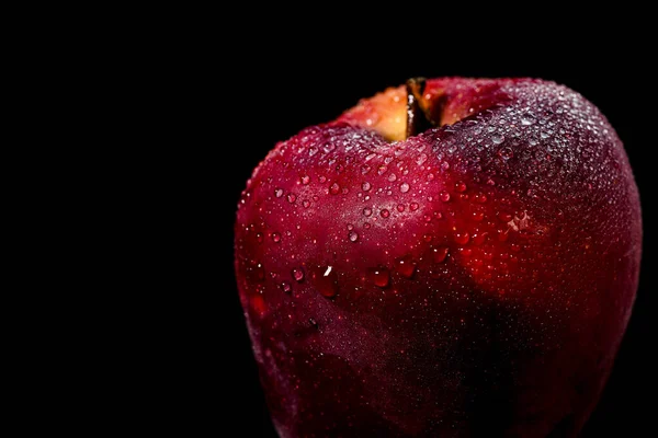 Maçã Vermelha Fresca Deliciosa Isolada Contra Fundo Preto Com Gotas — Fotografia de Stock