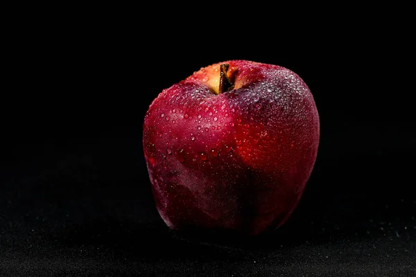 鲜红可口的苹果 与黑色背景隔离 苹果上有水滴 有选择的焦点 — 图库照片