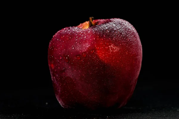 Pomme Rouge Fraîche Délicieuse Isolée Sur Fond Noir Avec Des — Photo