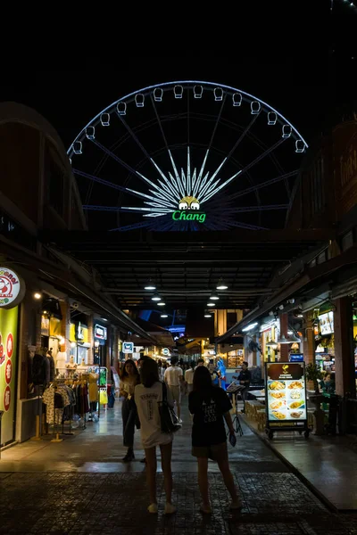 亚洲人在晚上 河滨购物中心是泰国曼谷的一个大型露天购物中心 它占据着东亚公司以前的船坞 面对着朝霞号 — 图库照片