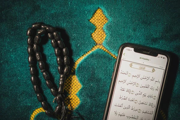 Digital Quran Quran Apps Used Muslim Read Text Quran Electronic — Stock Photo, Image