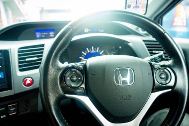 Honda Logo 'nun direksiyondaki yakın çekimi, Honda Civic' in içi..