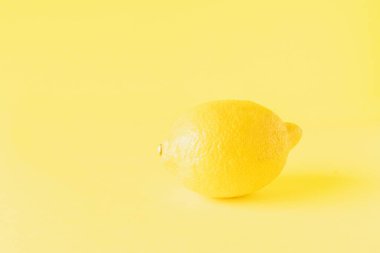 Sarı arkaplanda limon izole