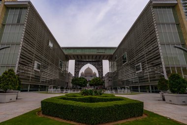 Istana Kehakiman olarak da bilinen Adalet Sarayı Malezya Temyiz Mahkemesi ve Federal Mahkemesine ev sahipliği yapmaktadır..