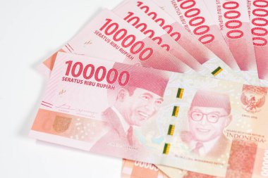Endonezya para birimi banknotları beyaz arka planda izole edilmiş 100.000 banknot