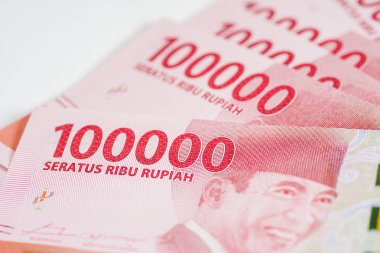 Endonezya para birimi banknotları beyaz arka planda izole edilmiş 100.000 banknot