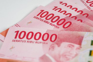 Endonezya para birimi banknotları beyaz arka planda izole edilmiş 100.000 banknot