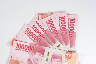 Endonezya para birimi banknotları beyaz arka planda izole edilmiş 100.000 banknot