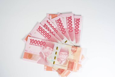 Endonezya para birimi banknotları beyaz arka planda izole edilmiş 100.000 banknot
