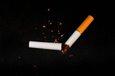 Sigara içmeyi bırak, siyah Dünya Tütün Günü 'ne karşı izole edilmiş bozuk bir sigara.