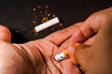 Sigara içmeyi bırak, siyah Dünya Tütün Günü 'ne karşı izole edilmiş bozuk bir sigara.