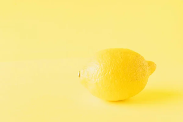 Limone Isolato Fondo Giallo — Foto Stock