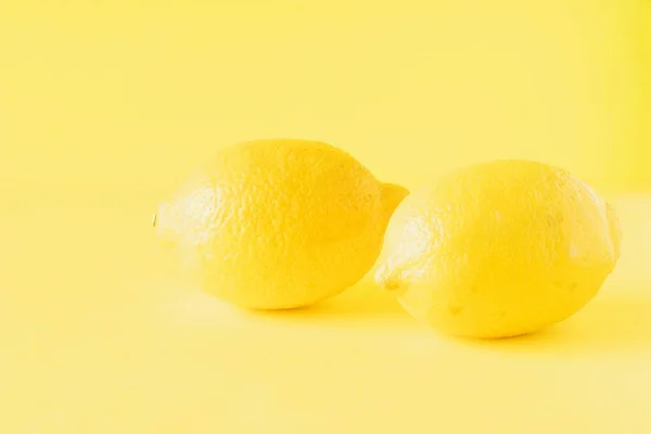 Лимон Ізольований Жовтому Фоні — стокове фото