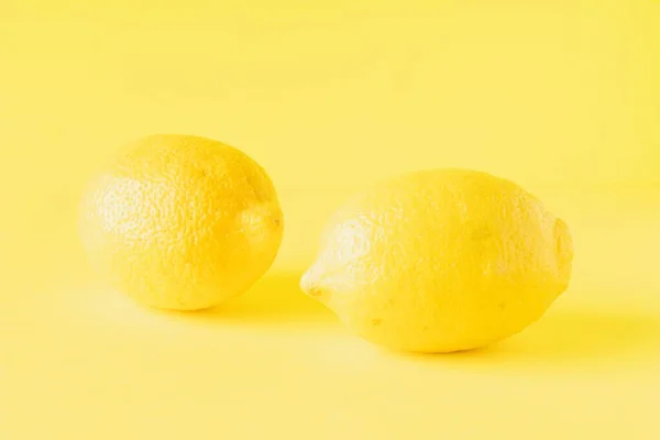 Лимон Ізольований Жовтому Фоні — стокове фото