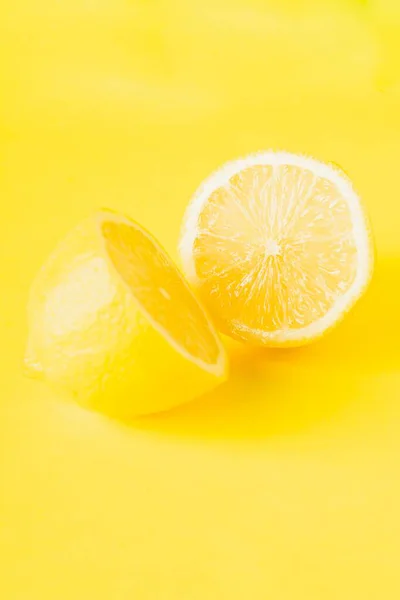 Нарізаний Лимон Жовтому Фоні — стокове фото