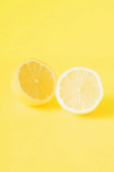 Нарізаний Лимон Жовтому Фоні — стокове фото